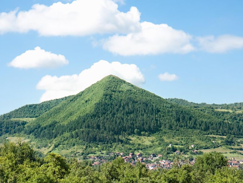 Archaeologists Rejected the Pyramid Hypothesis Early