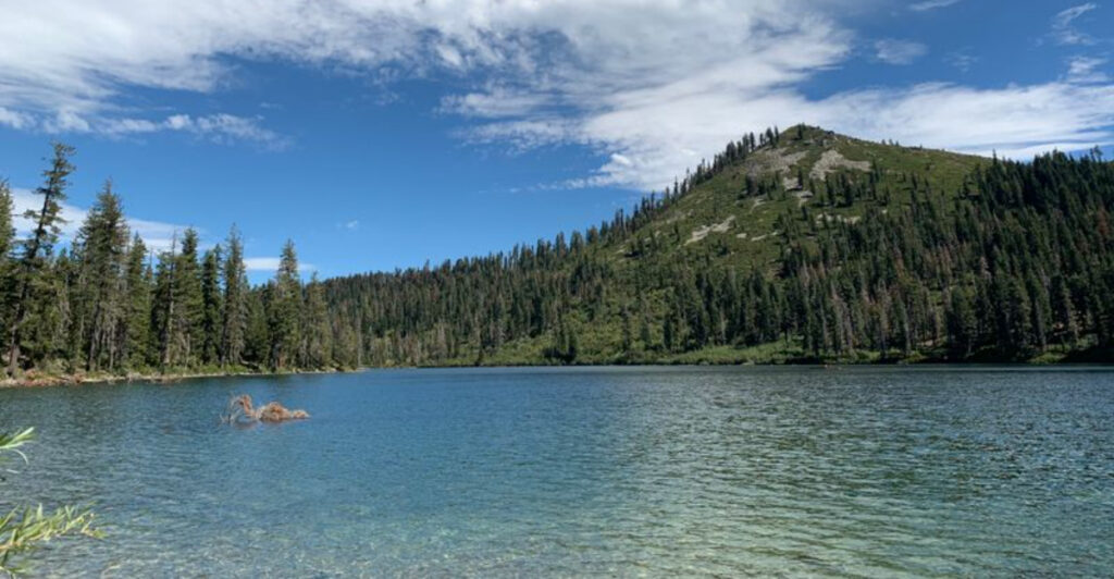 Hidden in Northern California, This Alpine Lake Has Water So Clear It Looks Fake