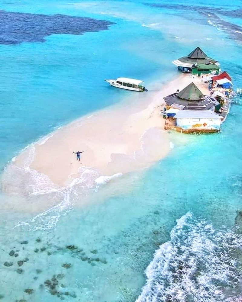 El Acuario and Rose Cay