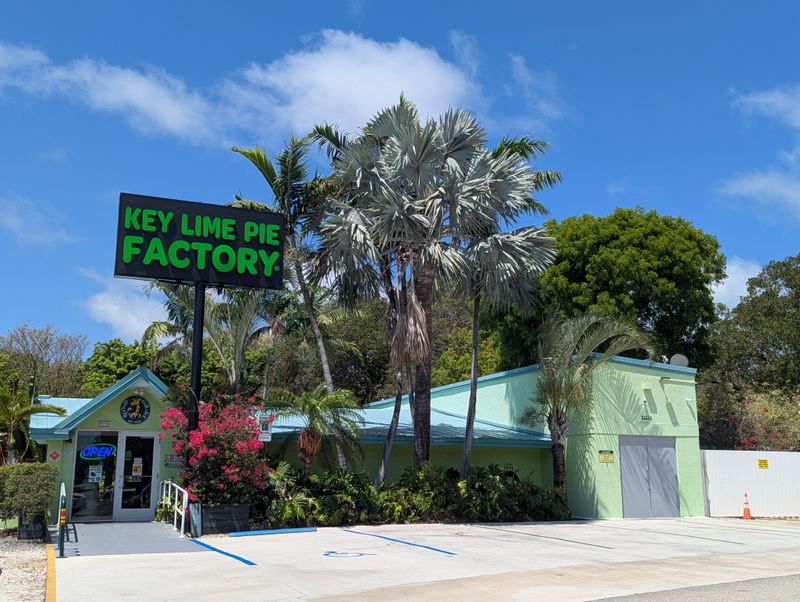 Blond Giraffe Key Lime Pie Factory - Tavernier