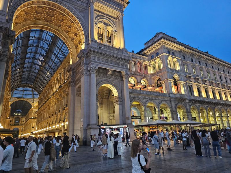 Milan, Italy — Tourist Districts & Transit Hotspots
