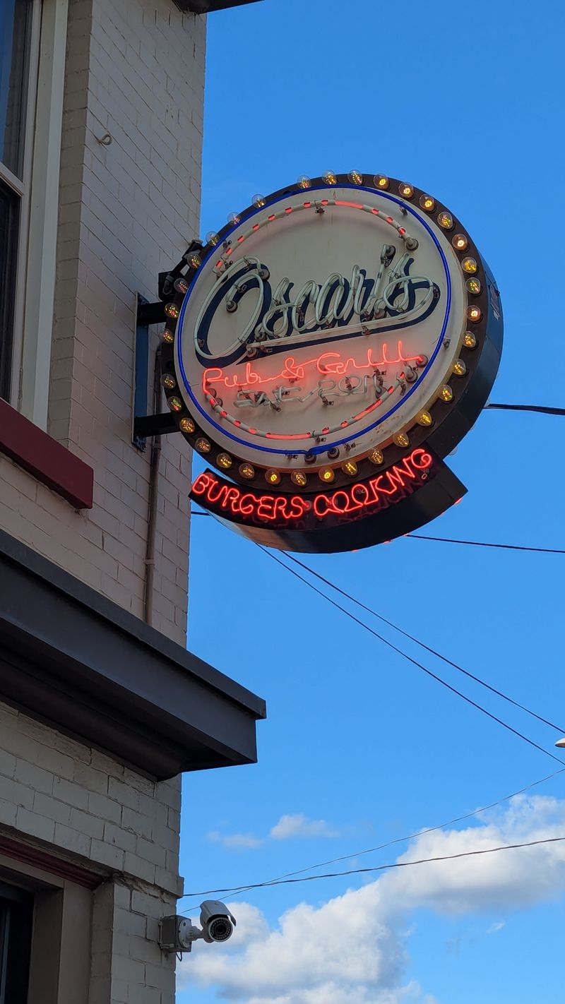 Oscar’s Pub & Grill - Milwaukee, WI