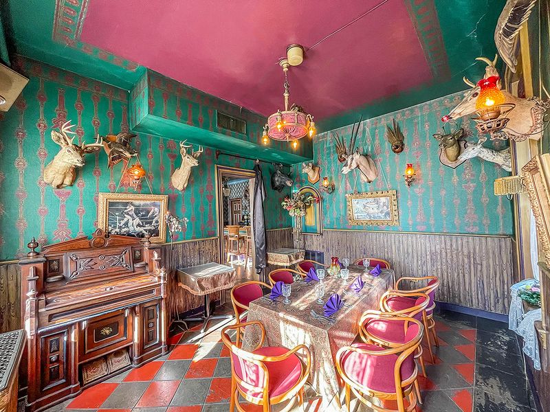 The Upstairs Hotel and Themed Rooms