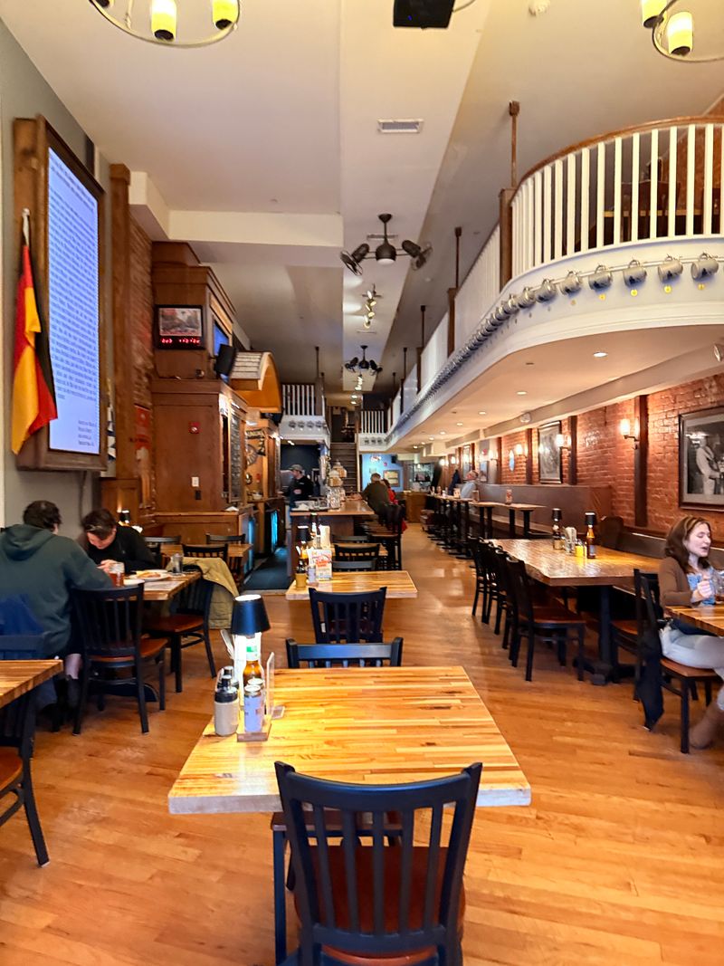 Dirndl Service And Friendly Guidance