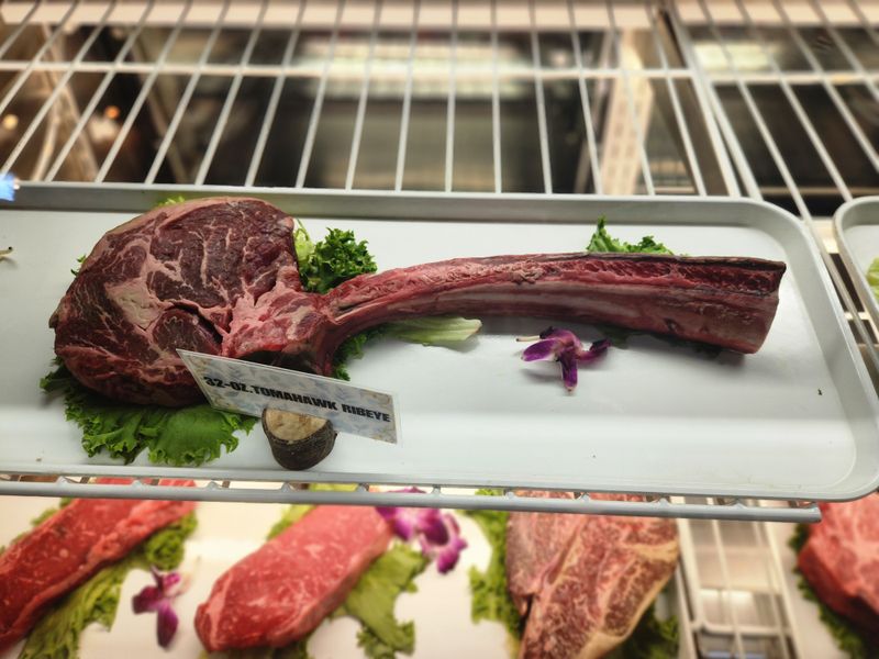 Dramatic Tomahawk Presentation