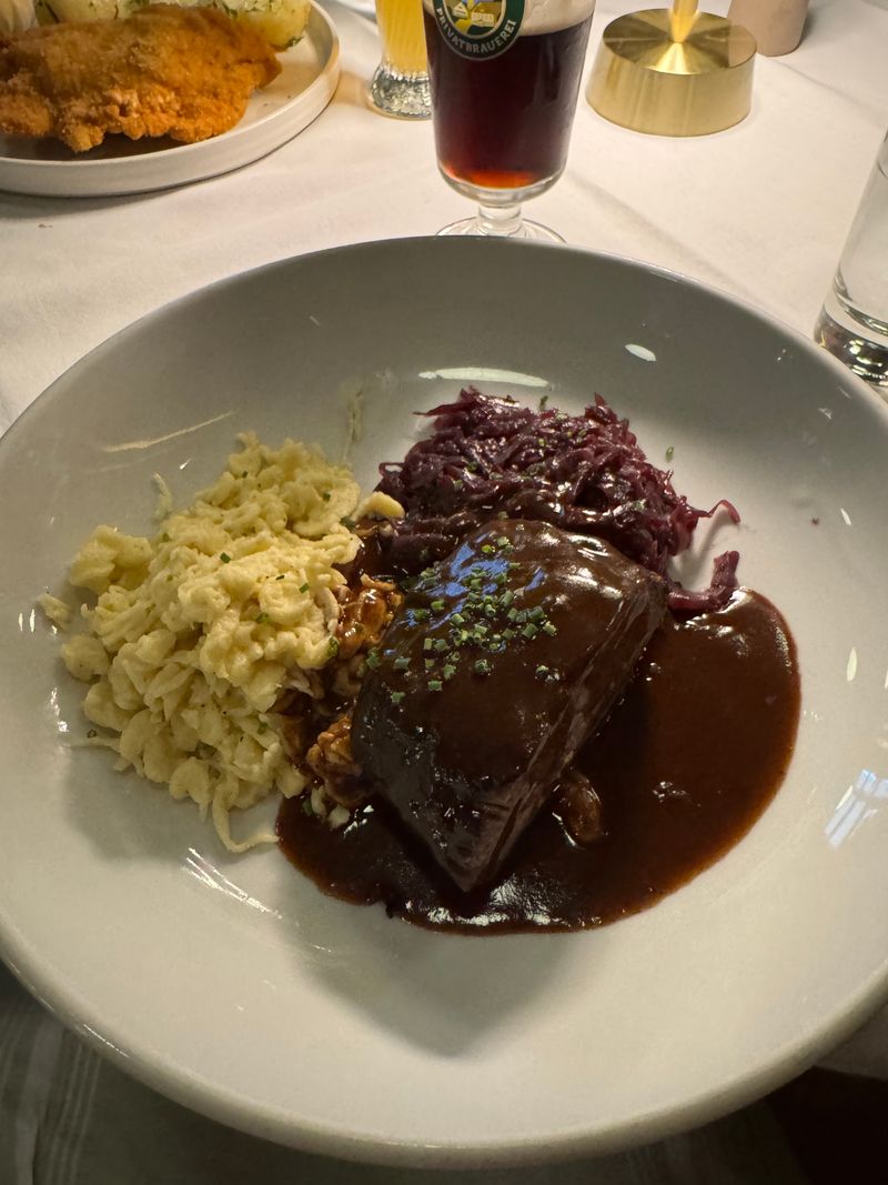 Bread dumplings, sauce magnets