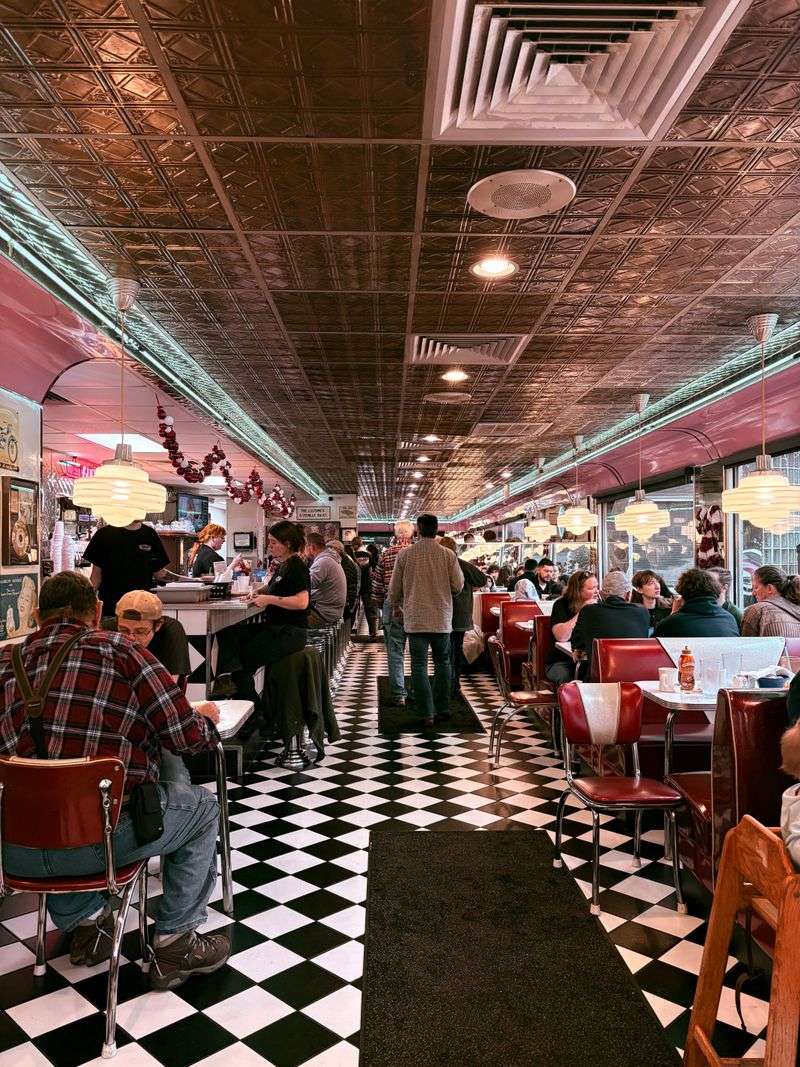 Service, Vibe, And Practical Tips