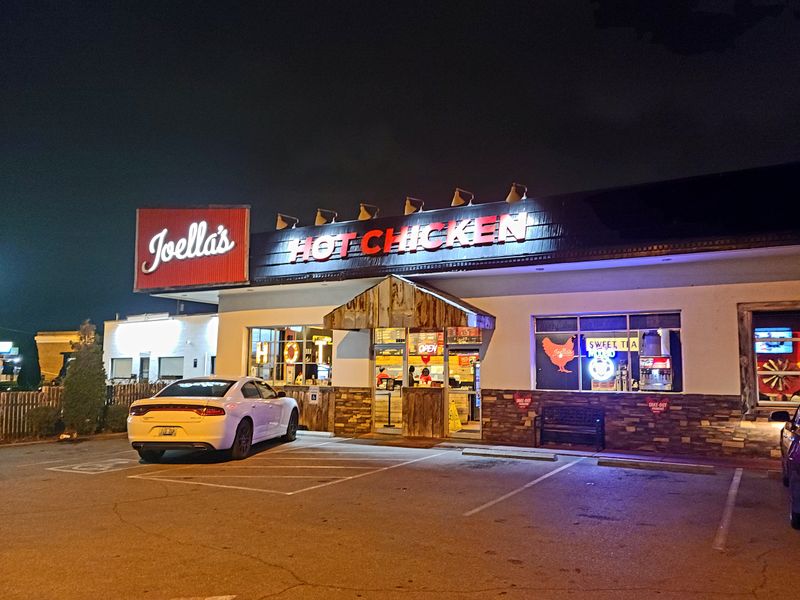 Joella's Hot Chicken - St. Matthews 