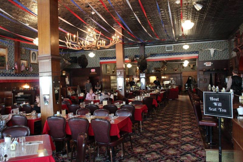 Buffalo Bill's Irma Hotel: Dining + Silver Saddle Saloon (Cody)