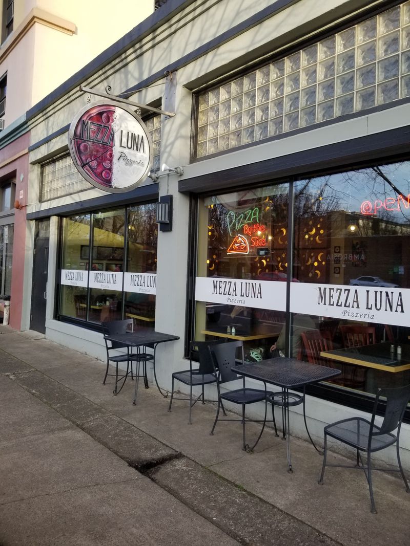 Mezza Luna Pizzeria – Eugene, OR