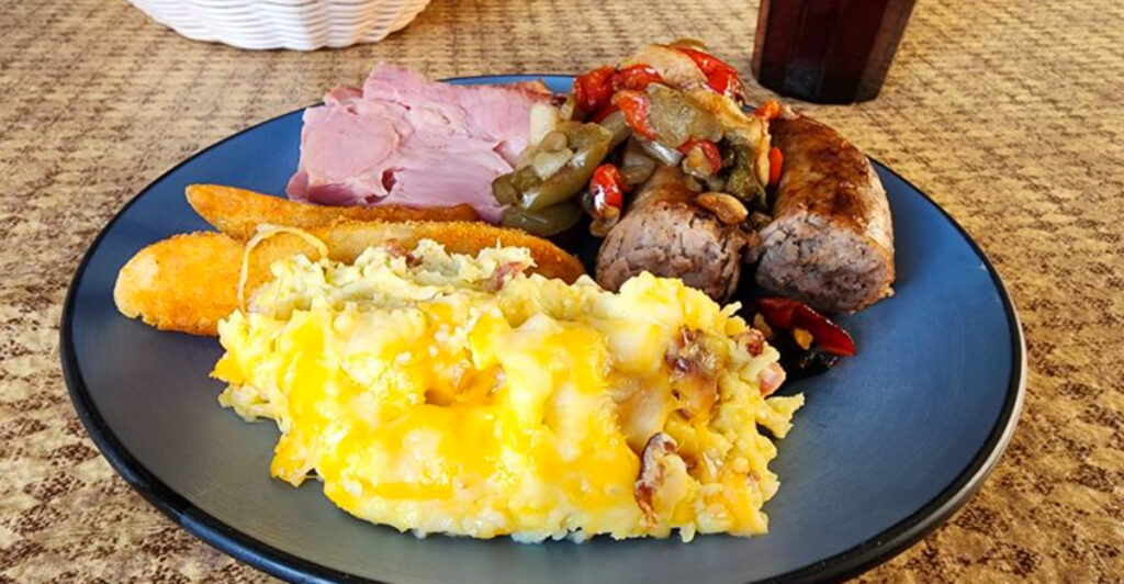 This Midwest Buffet Serves Old-School Comfort Food by the Plateful