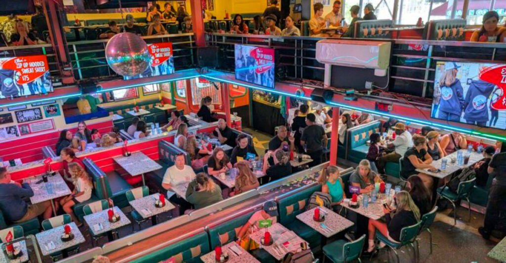 This New York Spot Outshines Ordinary Diners With Its Live Broadway Performances