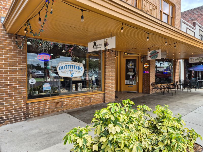 Location, Hours, and Nearby Strolls