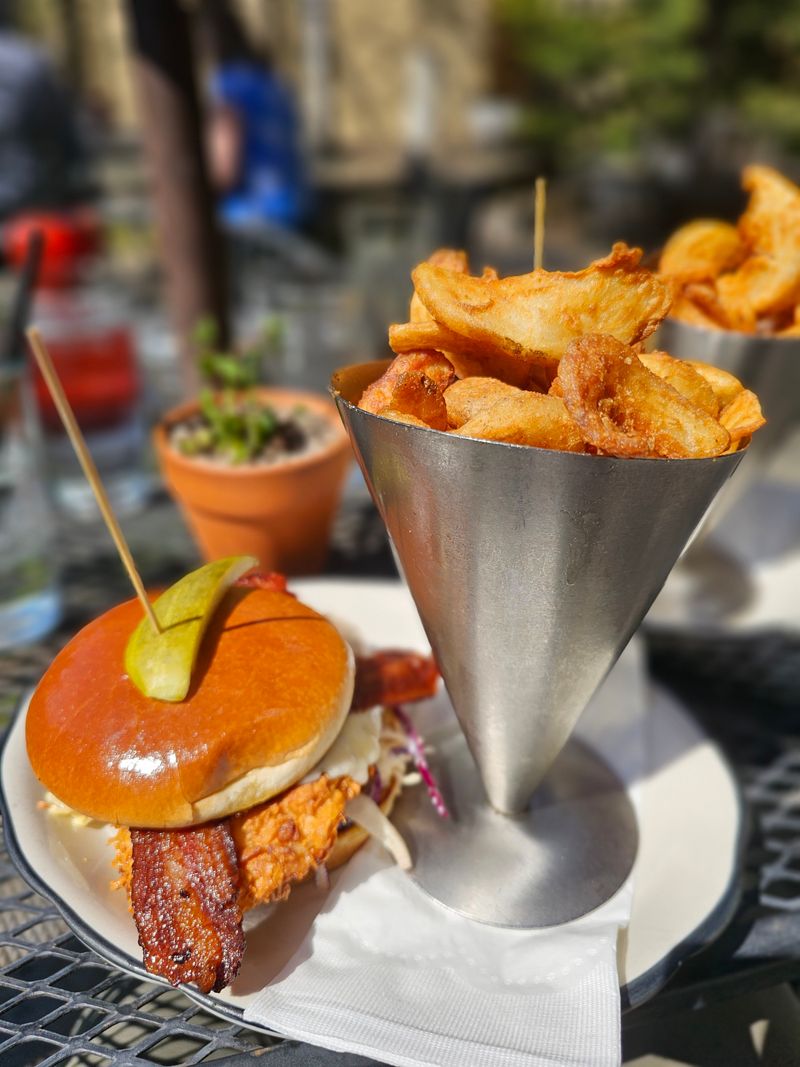 Weekday vs weekend vibe