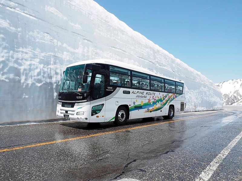 The snow walls that can be taller than houses are absolutely real