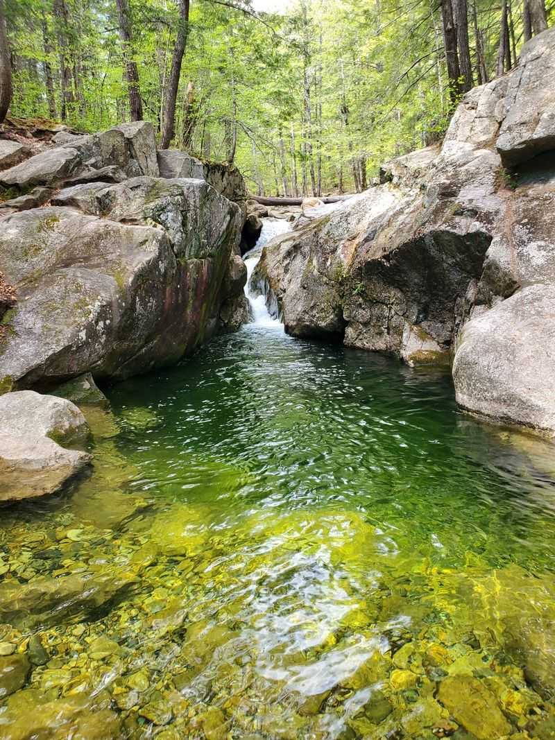 What Makes The Water Emerald