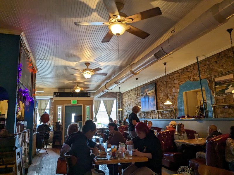 Cozy Downtown Laramie Vibe