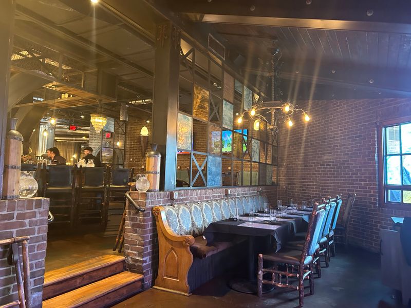 Rustic-Chic Dining Room Vibe