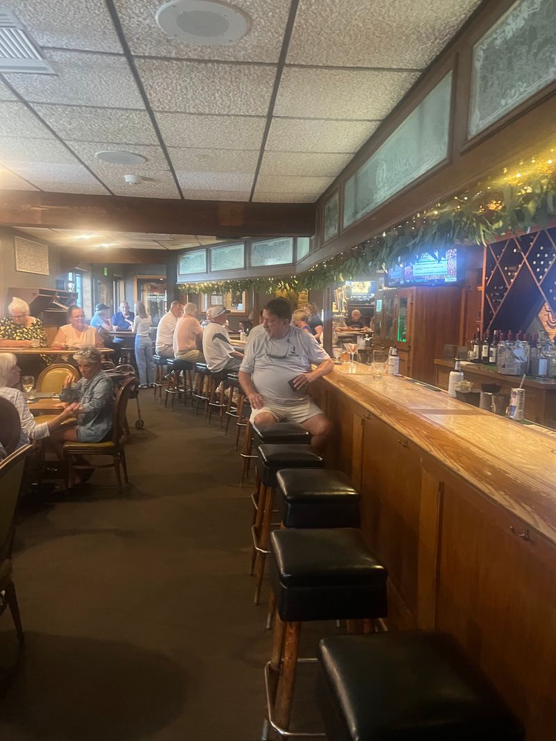 Old-School Lounge Atmosphere