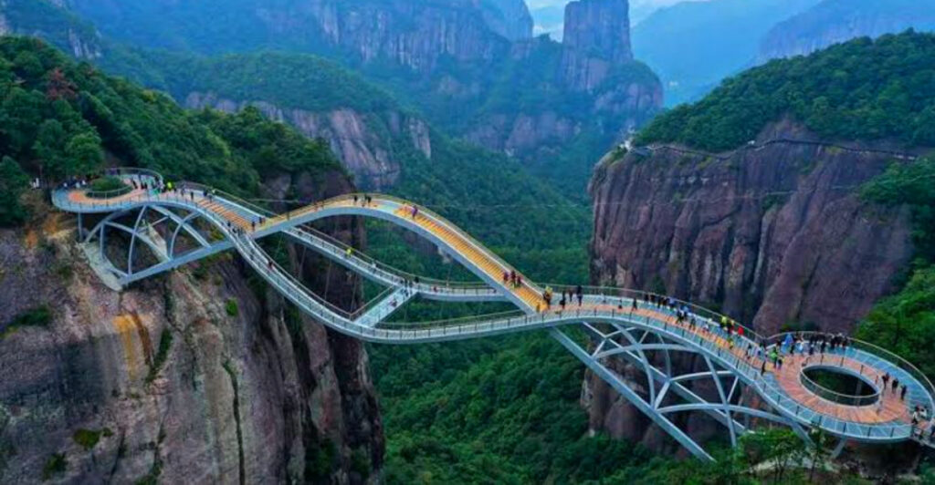 Would You Walk Here? China’s Curvy Glass Bridge High Above a Mountain Valley