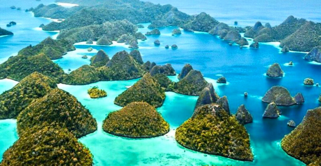 15 Most Jaw-Dropping Archipelagos on Earth