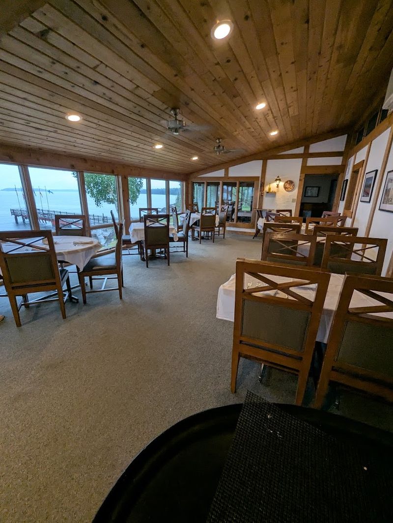 Floor-to-Ceiling Windows and a View That Does the Heavy Lifting