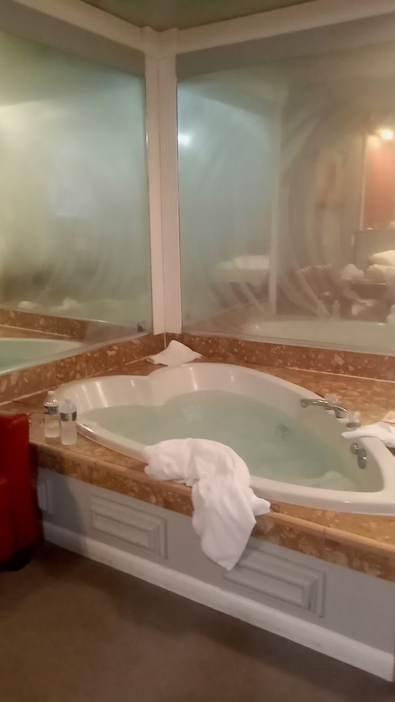 Want a Heart-Shaped Tub Vibe, Go Romance Suite