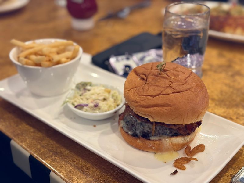 Burgers, bowls, and a menu built for groups