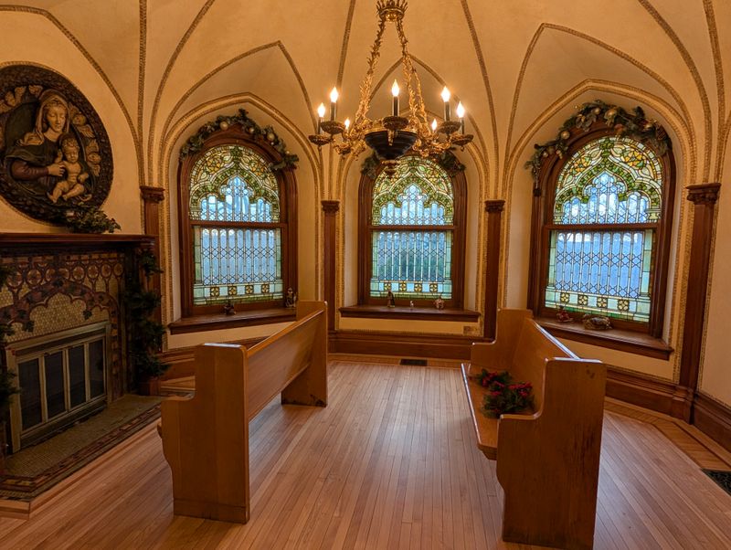 A rooms for days interior - when it is open