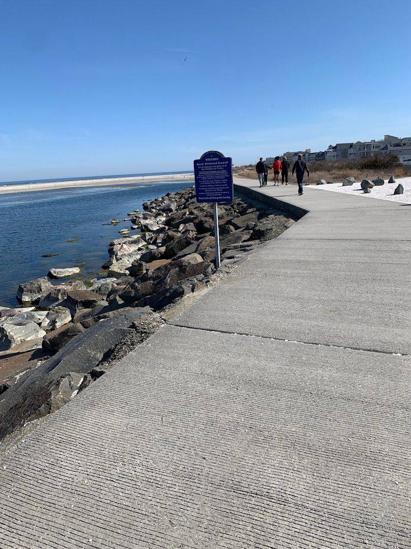 Link To The Seawall And Beachfront Walks