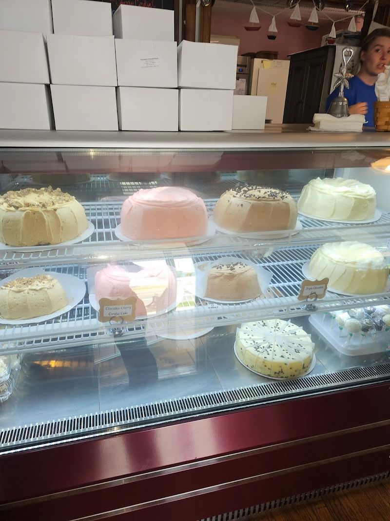 Bundt Cakes and Cake Pops Worth the Detour