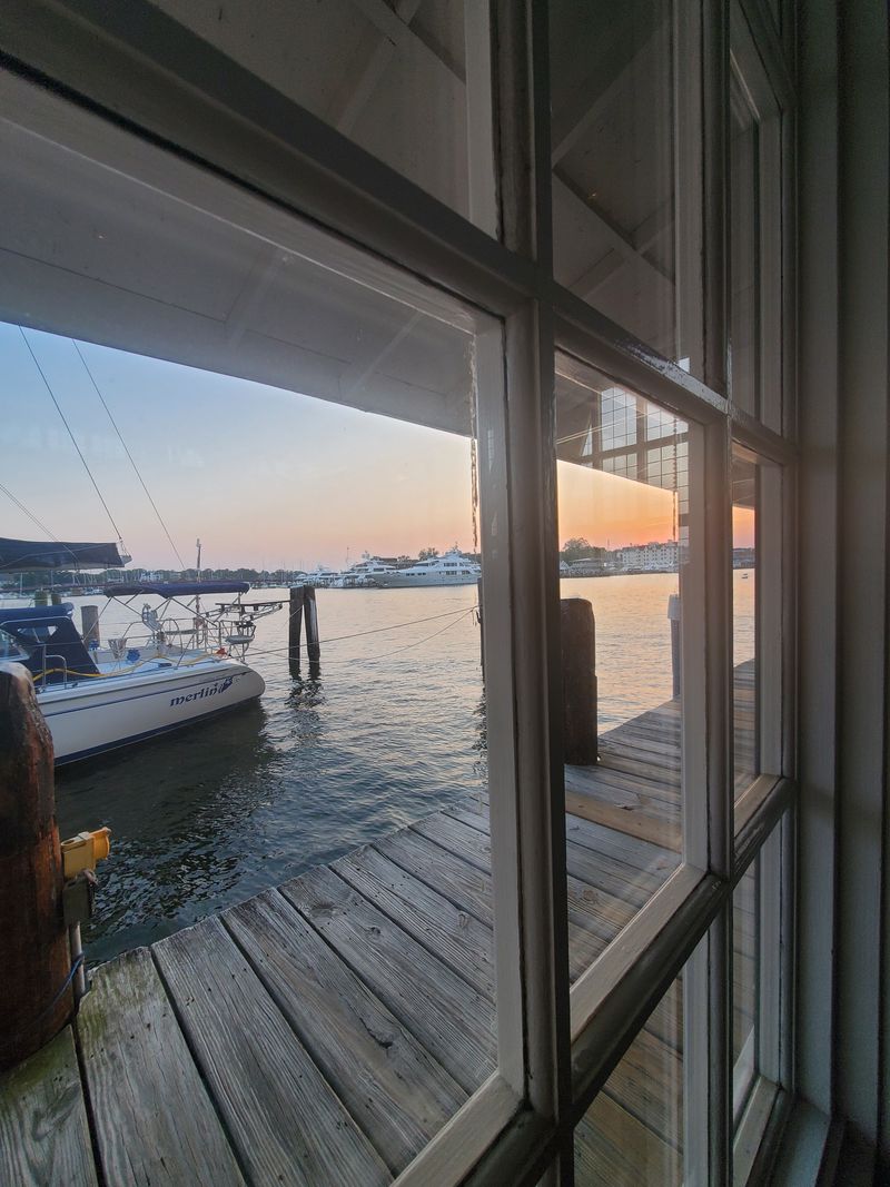 Sunday Brunch With a Harbor Stroll