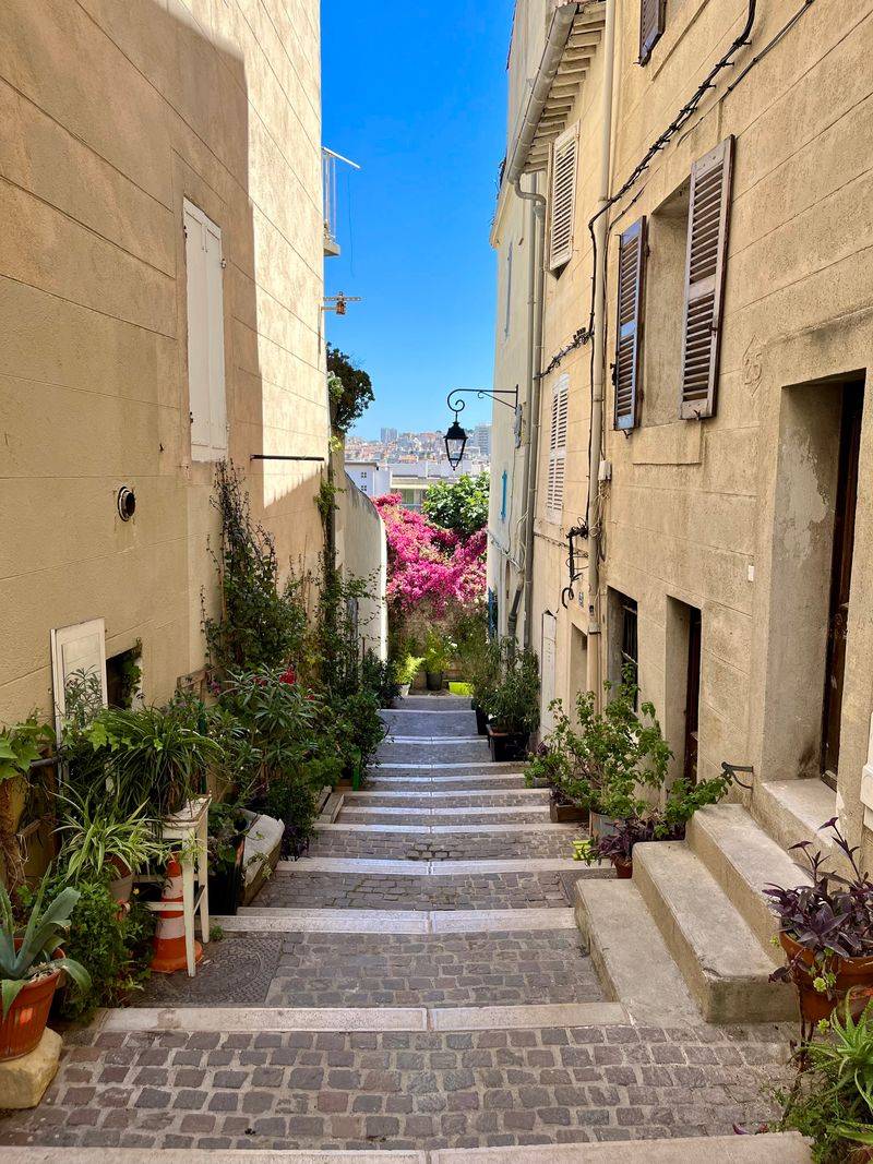 Get lost in Le Panier (the oldest district)