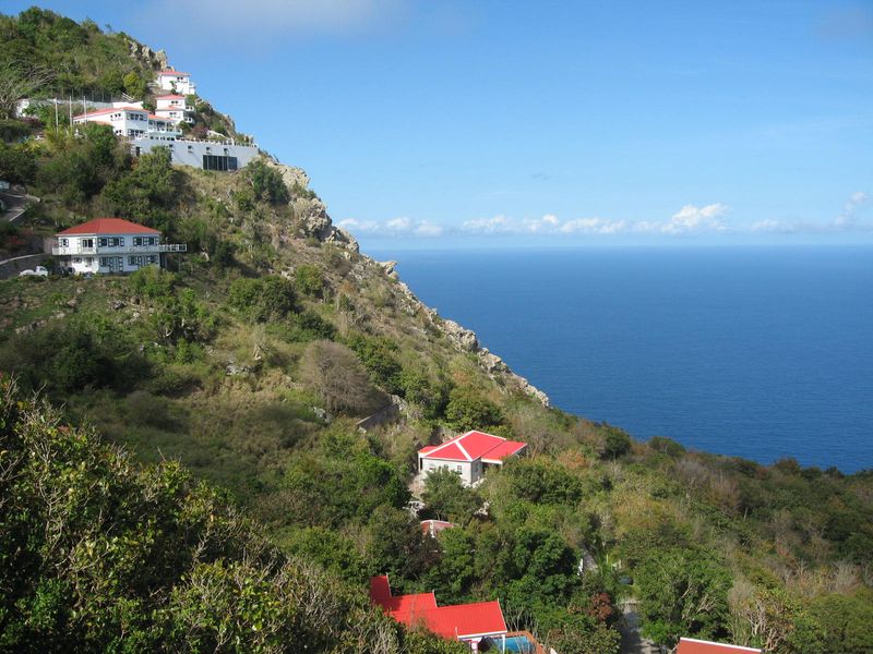 Windwardside Village: Red Roof Charm