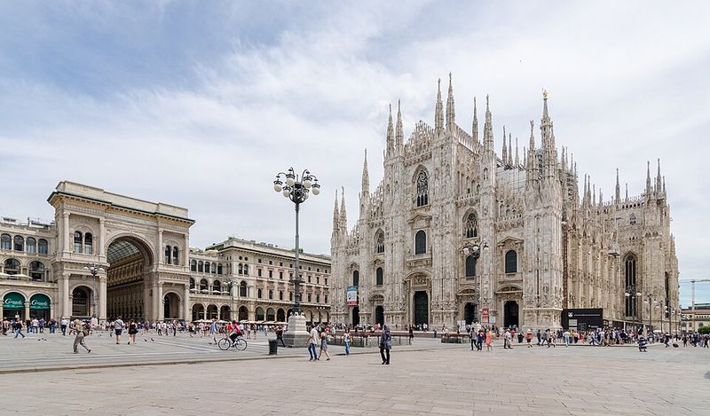 Start at the heart of the city: Piazza del Duomo