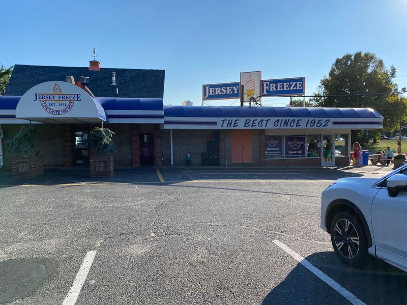 Jersey Freeze (Freehold) - A classic stand with lots of outdoor seating