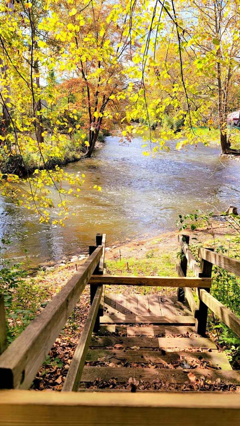 The Riverside Trail That Turns a Snack Stop Into an Outing