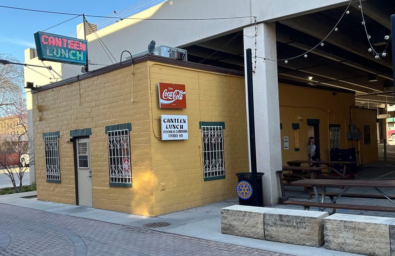 Canteen Lunch in the Alley, Ottumwa, Iowa