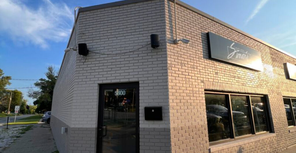 If You Love Beef Tenderloin and Onion Rings, This Des Moines Spot Belongs on Your List