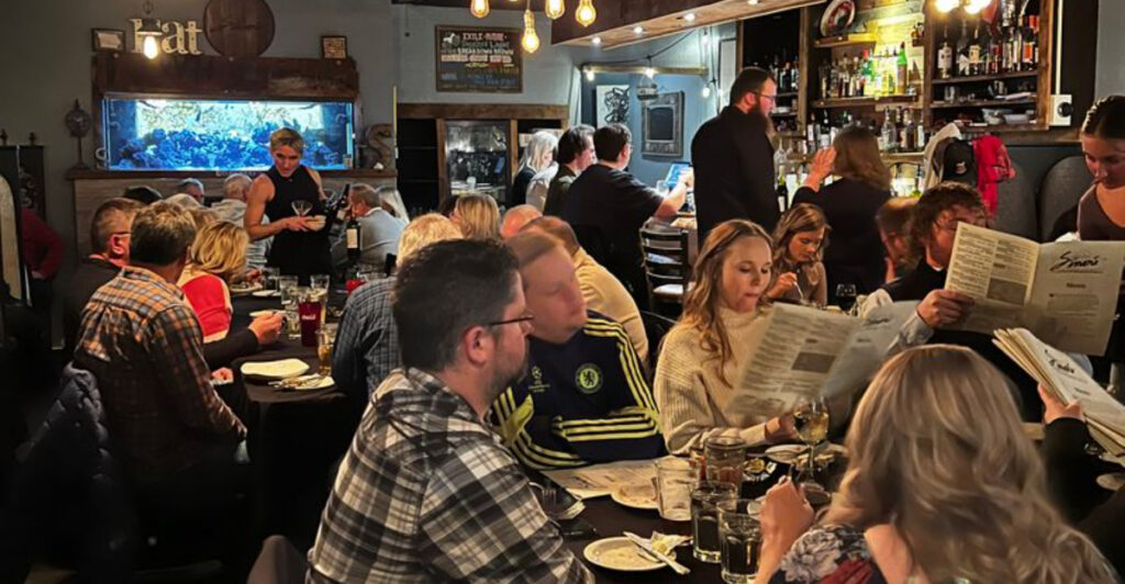 Iowa’s Hidden Fine-Dining Favorite Has Locals Lining Up for Dinner Reservations
