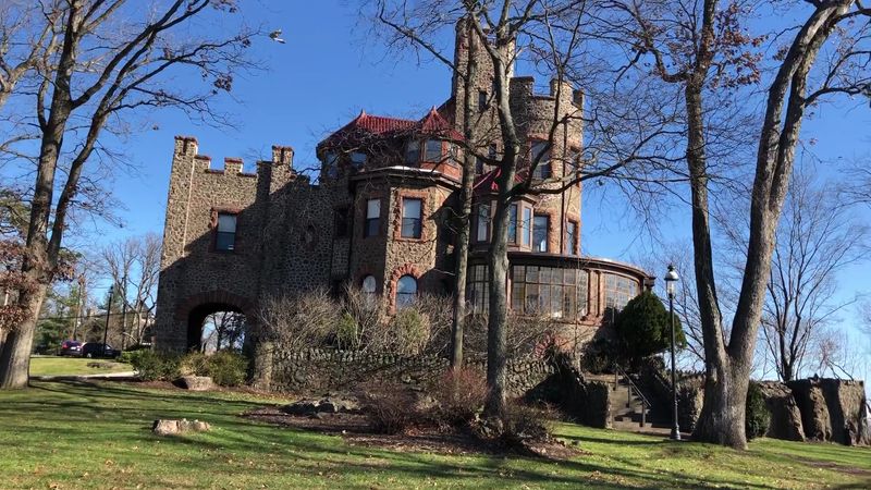 A birdwatching and quiet nature spot disguised as a castle