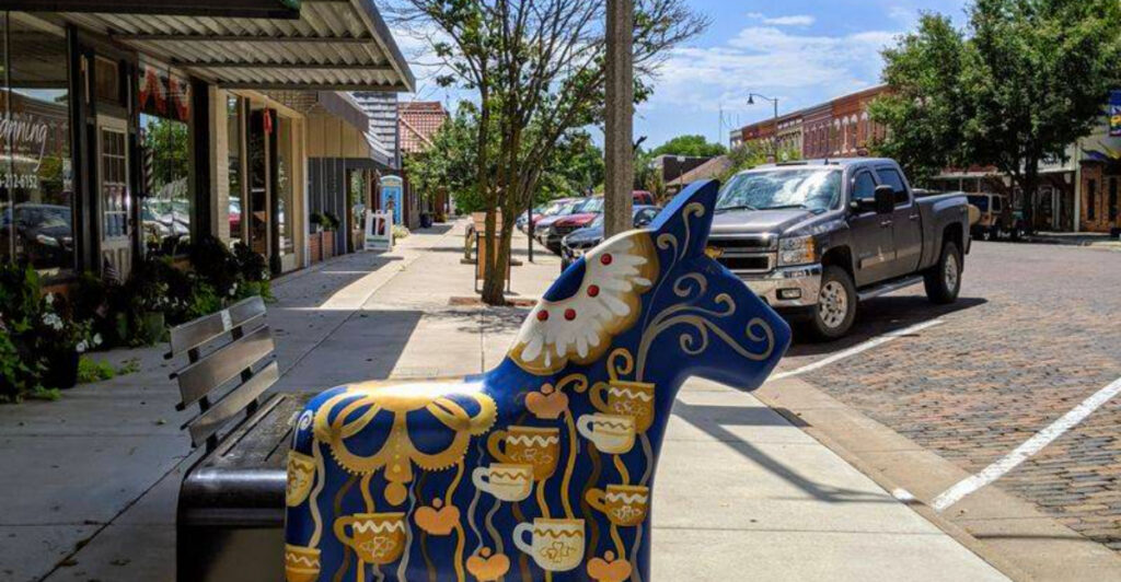 Kansas Town Where Vibrant Dala Horses, Galleries, and Folk Music Await