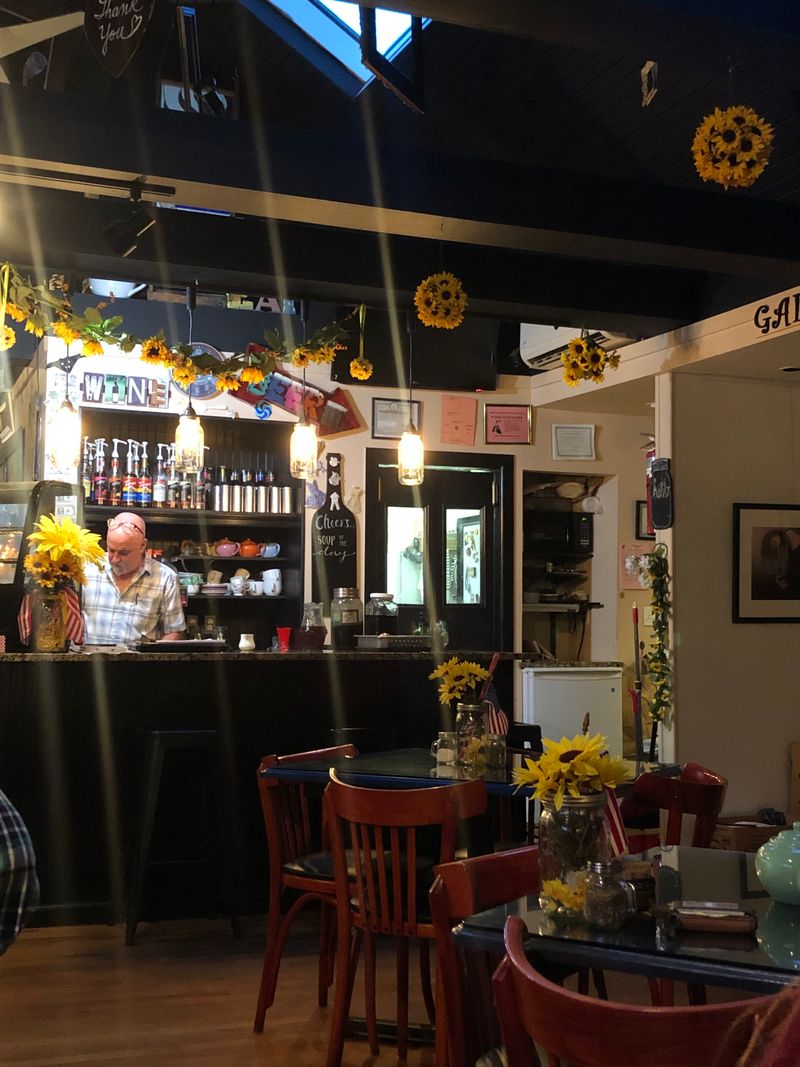 Starving Artist Cafe & Gallery – Franklin Square, NY
