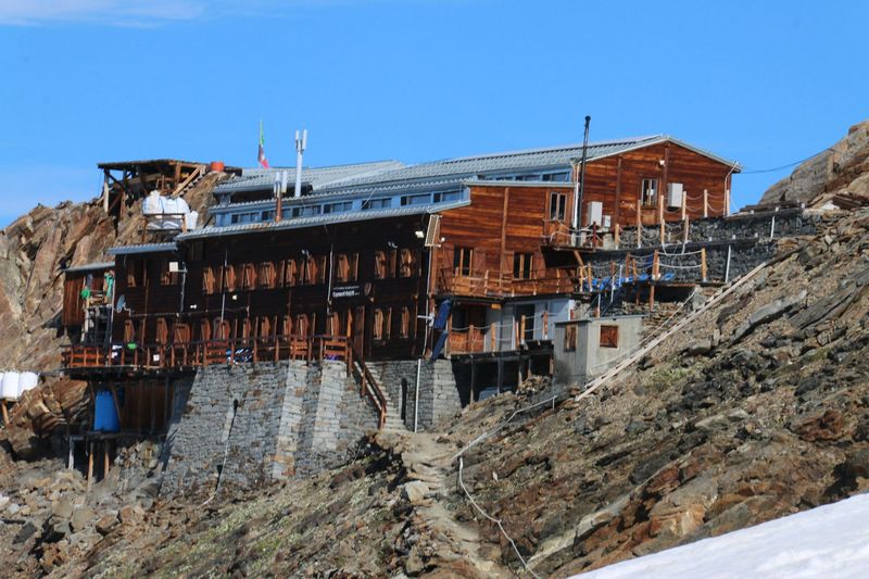 Stepping-Stone Huts: The Smart Way Up