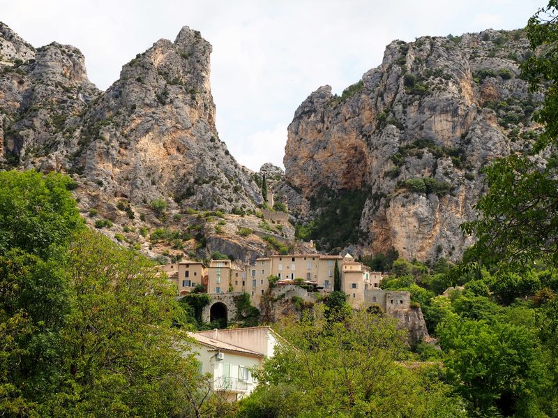 Moustiers-Sainte-Marie — Ceramic Clifftop Village