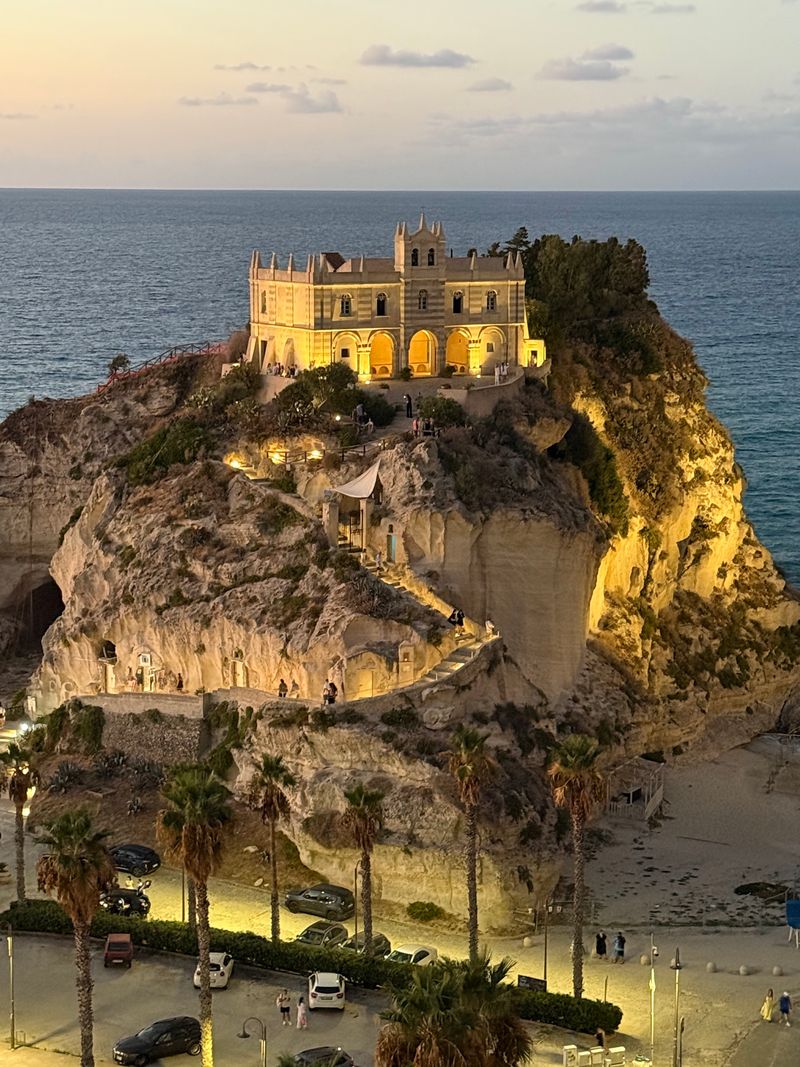Tropea — Calabrian Seaside Beauty & Historic Heart