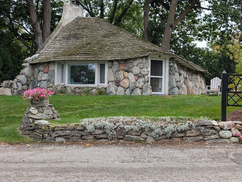 Mushroom Houses, Charlevoix