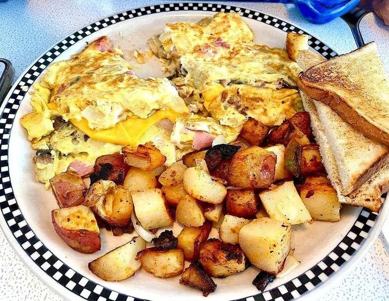 Broad Street Diner: Where Regulars Are Actually Regulars