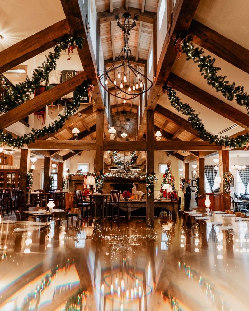 Small details that anchor the night