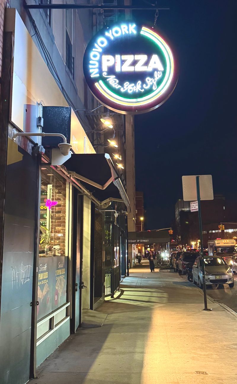 Location Advantage: Between Squares and Scenes